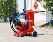 熟練操作小型瀝青路面開槽機，不是夢